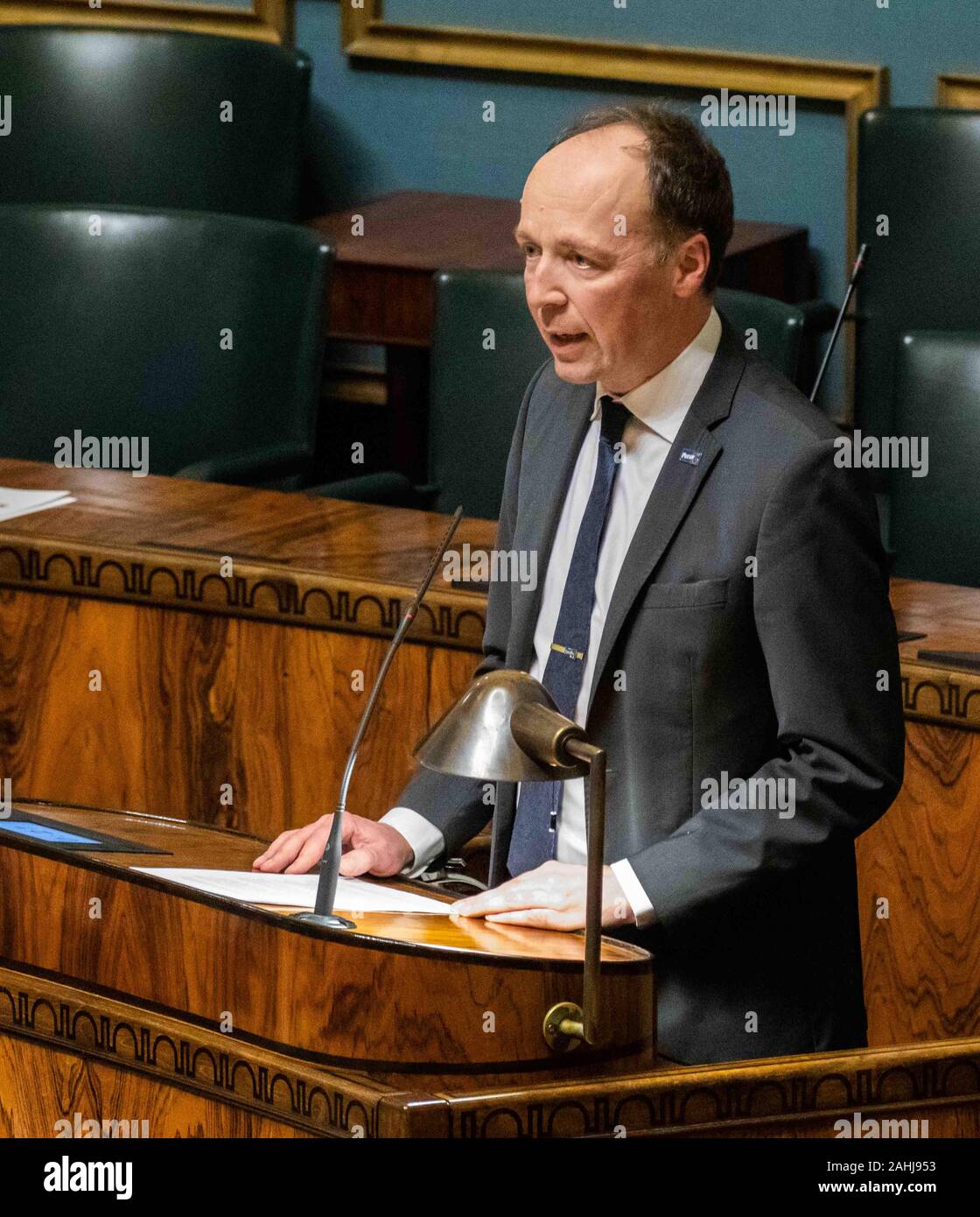 M. Jussi Halla-Aho, MP finlandais et le président de la partie parlant finlandais dans un débat parlementaire sur la confiance sur le ministre finlandais des affaires étrangères. Banque D'Images