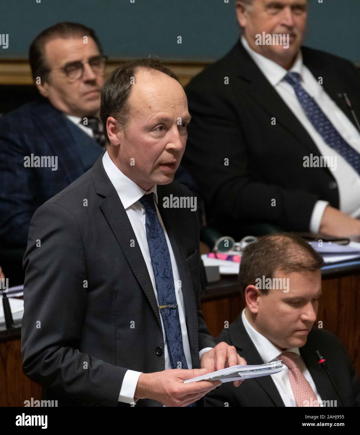 M. Jussi Halla-Aho, MP finlandais et le président de la partie parlant finlandais dans un débat parlementaire sur la confiance sur le ministre finlandais des affaires étrangères. Banque D'Images