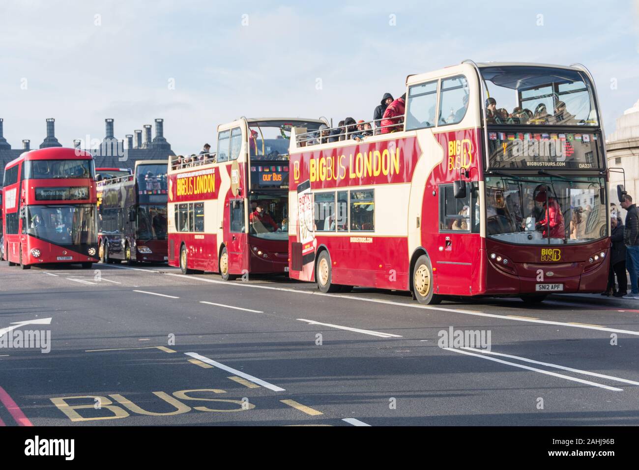 Une file d'attente de Big Bus London tour bus à toit ouvert de Westminster Bridge vu depuis le côté sud du pont Banque D'Images