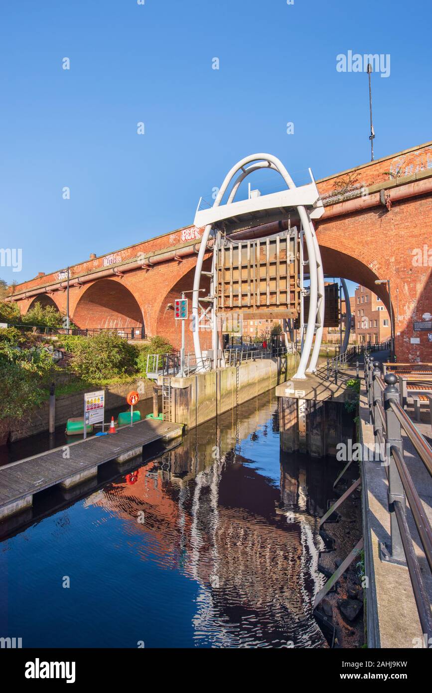 Barrage de Ouseburn à Newcastle upon Tyne est construite comme une paire de portes d'écluse sur la rivière dans la partie inférieure de la vallée de Ouseburn Banque D'Images