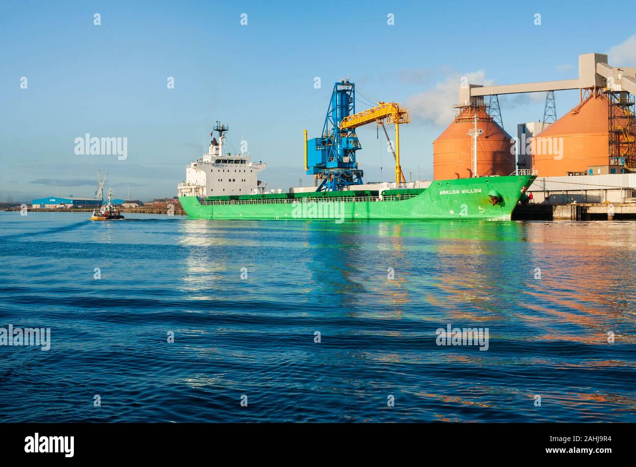 Bateau amarré au port. Général cargo Arklow Willow chargement au quai à Blyth Harbour sur la côte de Northumberland Banque D'Images