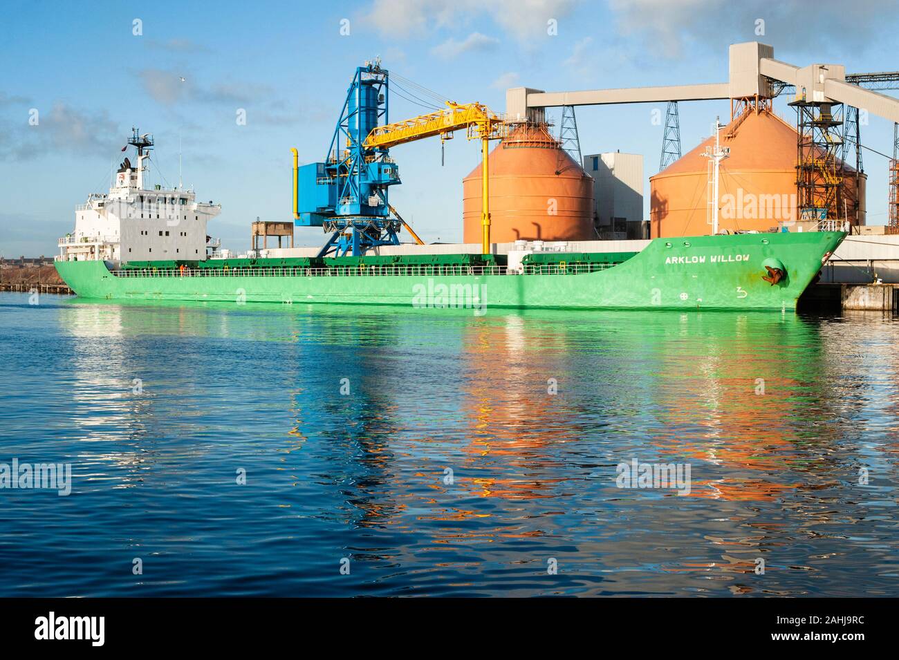 Général cargo Arklow Willow chargement au quai à Blyth Harbour sur la côte de Northumberland Banque D'Images