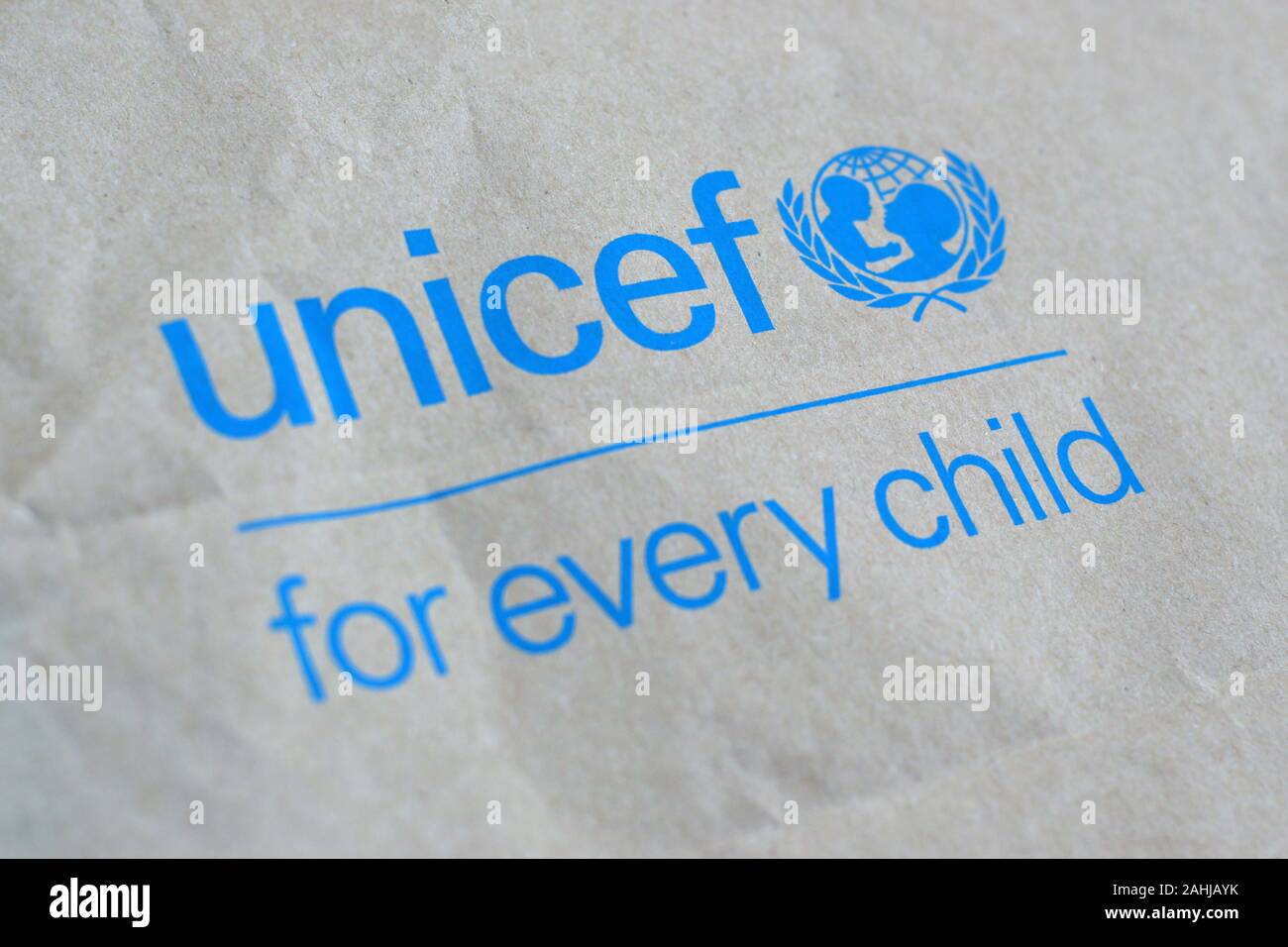 NY, USA - 29 décembre 2019 : l'Unicef logo bleu sur sac en papier brun, l'Organisation des Nations Unies pour l'enfance est chargé de fournir de l'aide humanitaire et d Banque D'Images