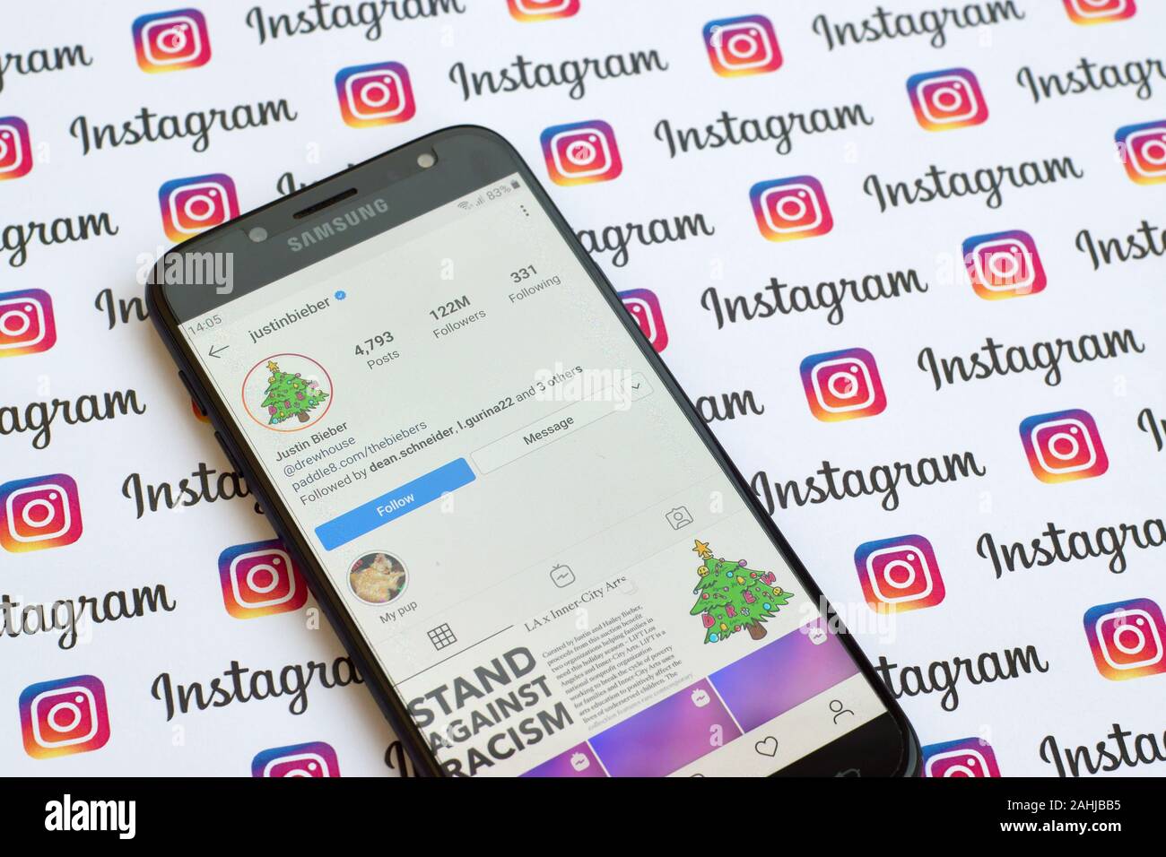 NY, USA - 4 décembre 2019 : Justin Bieber compte instagram officiel sur l'écran du smartphone sur le papier bannière instagram. Banque D'Images