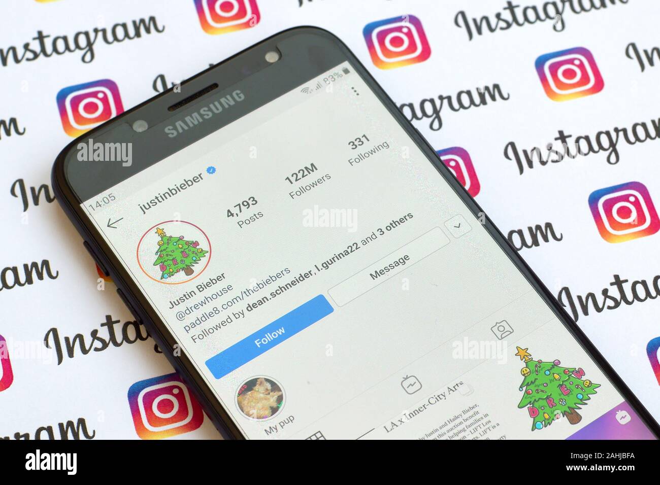 NY, USA - 4 décembre 2019 : Justin Bieber compte instagram officiel sur l'écran du smartphone sur le papier bannière instagram. Banque D'Images