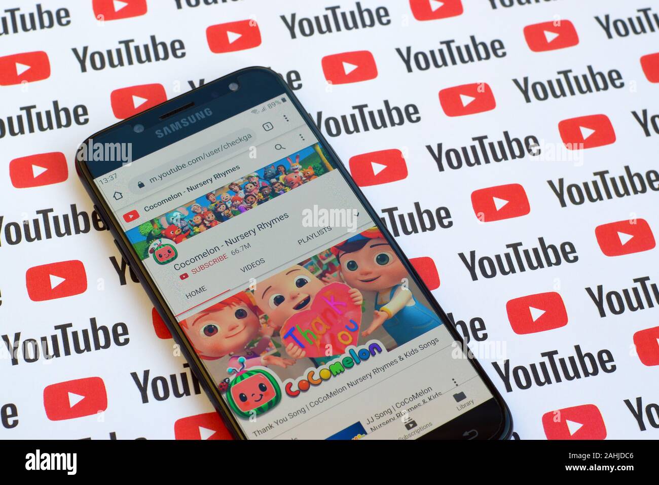 Ny Usa 4 Decembre 19 Cocomelon Comptines Chaine Youtube Officielle Sur L Ecran Du Smartphone Sur Le Papier De Fond Youtube Photo Stock Alamy
