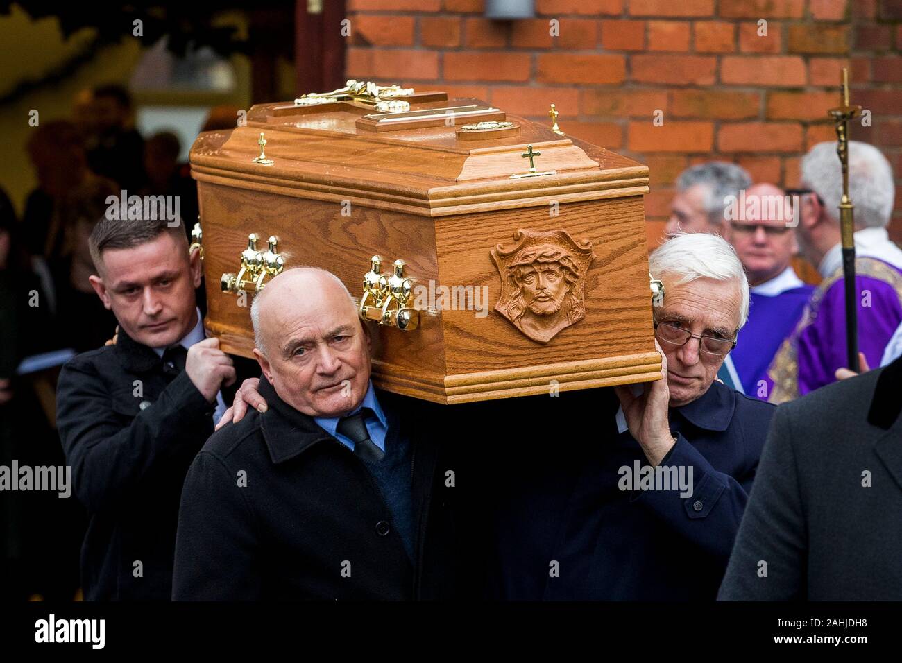 Les porteurs portent le cercueil de poignardée Frances Murray à la suite d'une messe de funérailles à l'Église sur le coeur peur Oldpark Belfast Road à North. Mme Murray, 37 ans, et Joseph Dutton, 47 ans, est mort après avoir été poignardé dans un appartement à Kinnaird Fermer dans le nord de la ville le 22 décembre. Un homme a été arrêté et accusé de la double meurtre. Banque D'Images