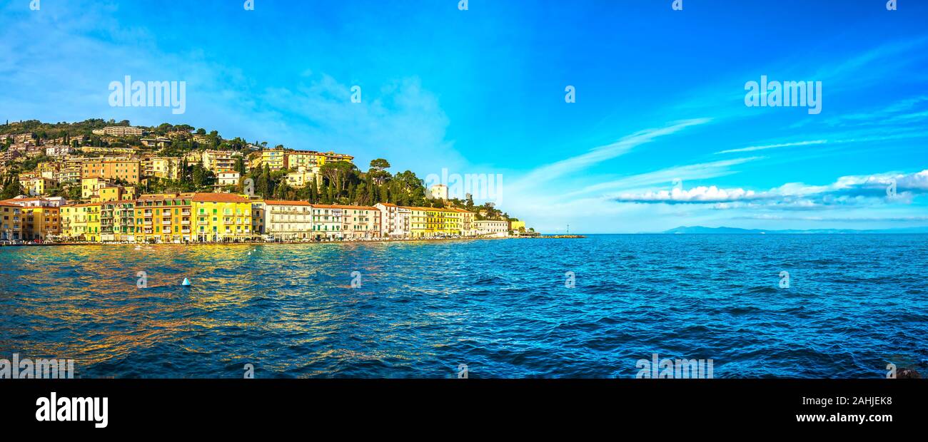 Porto Santo Stefano front village le matin, destination touristique italien. Monte Argentario, Toscane, Italie. Banque D'Images