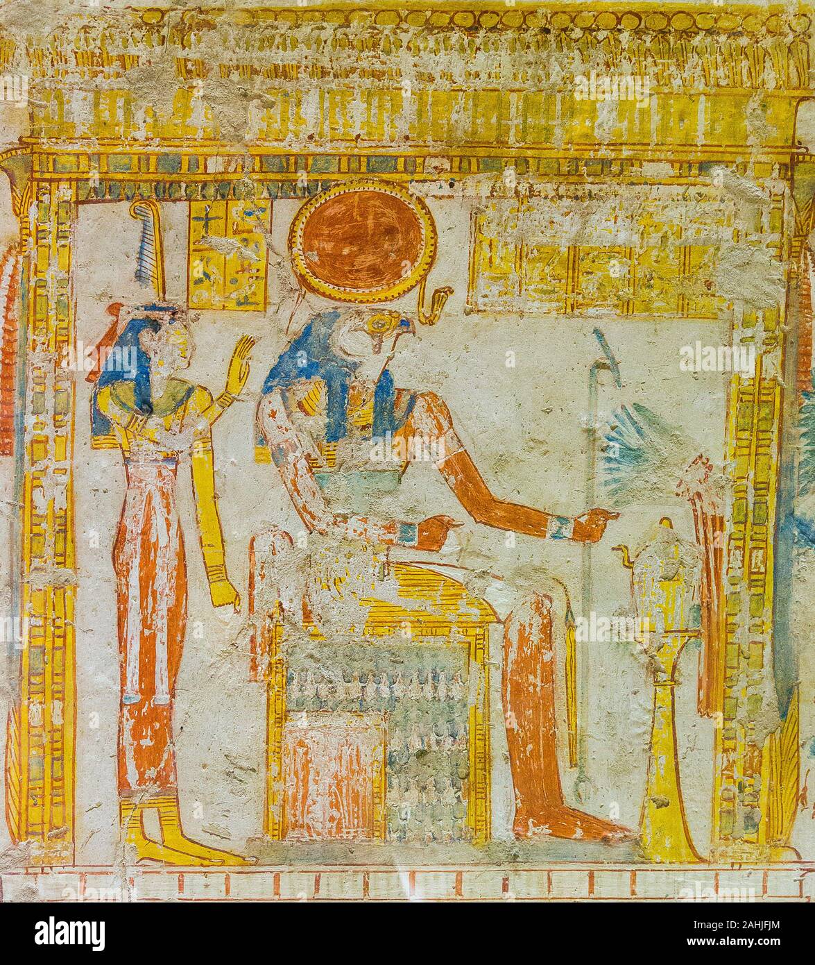 Thèbes en Egypte, la vallée des Nobles, tombe de Neferronpet. Le dieu Rê-Horakhty sièges sur un trône sous un dais orné de serpents. Banque D'Images