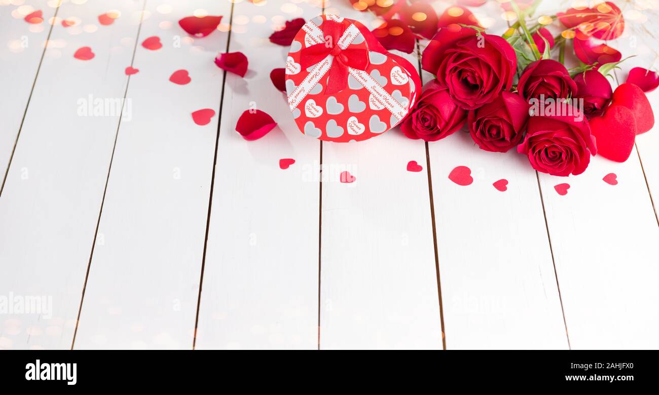 Valentine's day gift concept. Boîte en forme de coeur avec le tableau blanc et les roses Banque D'Images