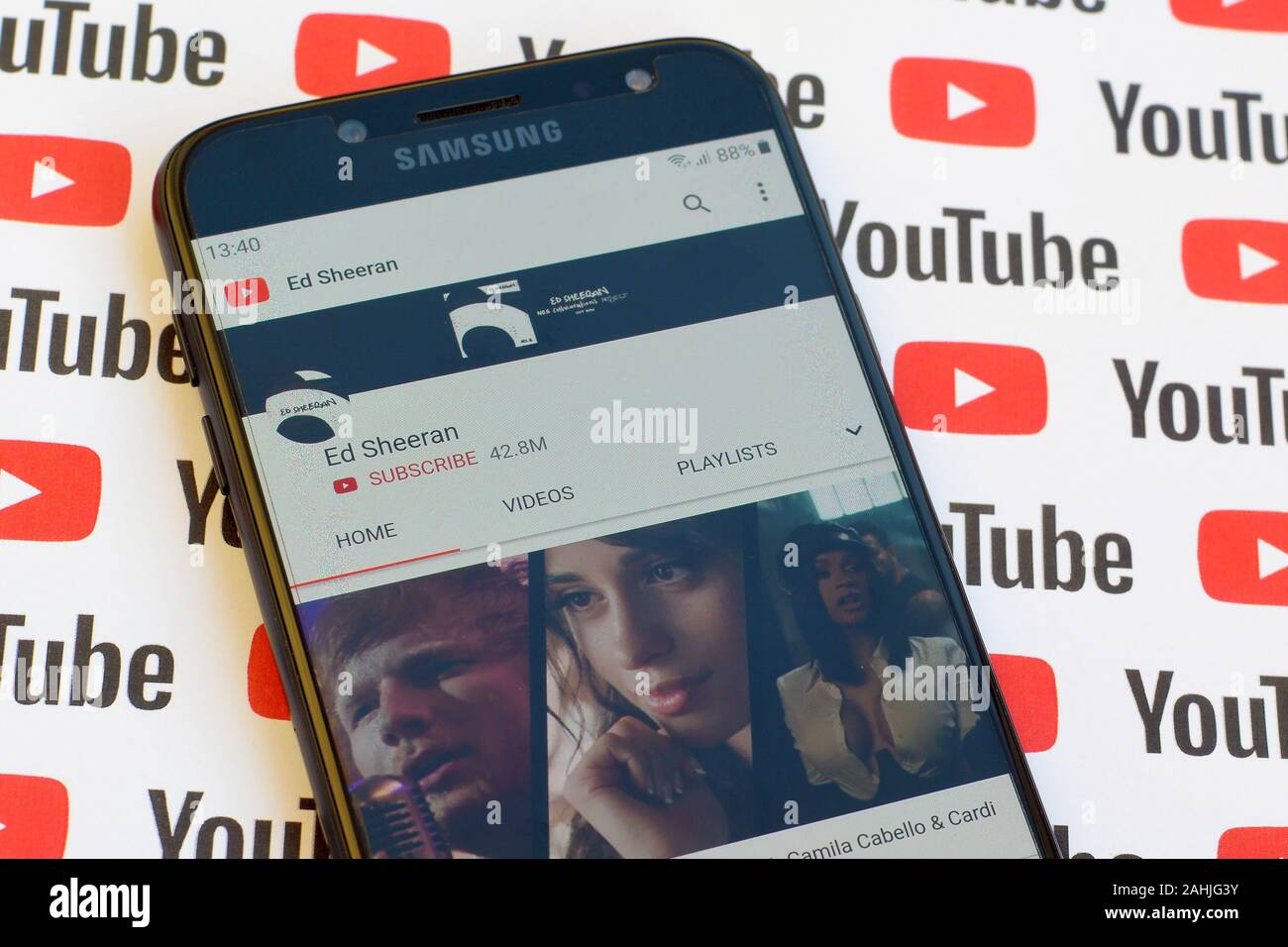 Ny Usa 4 Decembre 19 Ed Sheeran Chaine Youtube Officielle Sur L Ecran Du Smartphone Sur Le Papier De Fond Youtube Photo Stock Alamy