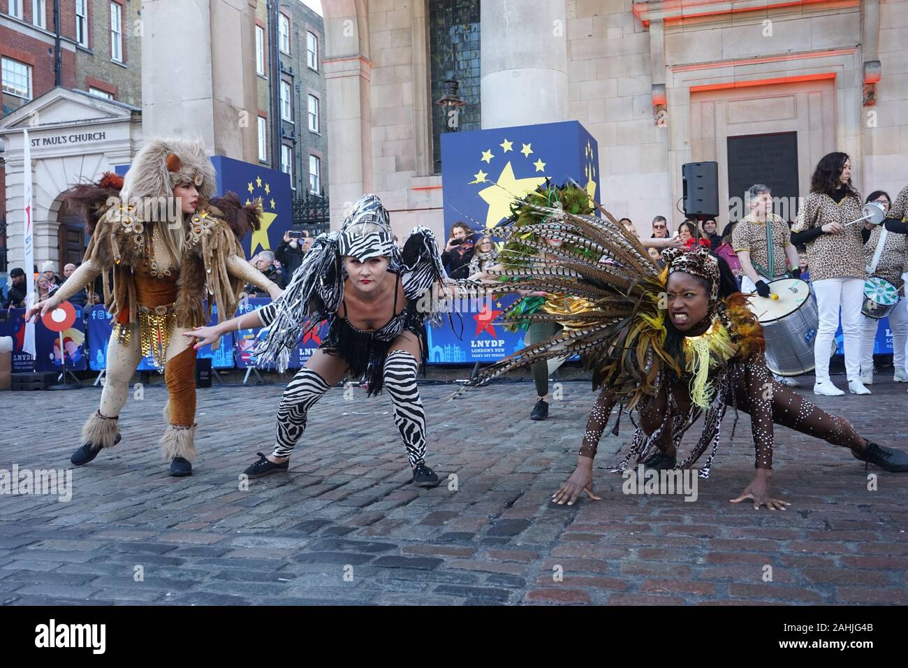 Londres, Royaume-Uni, le 30 mai 2019. Les artistes interprètes ou exécutants d'effectuer à l'occasion de la London défilé du Nouvel An à Covent Garden Piazza. Banque D'Images