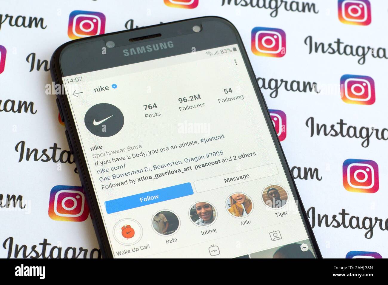 NY, USA - 4 décembre 2019 : officiel Nike compte instagram sur l'écran du  smartphone sur le papier bannière instagram Photo Stock - Alamy