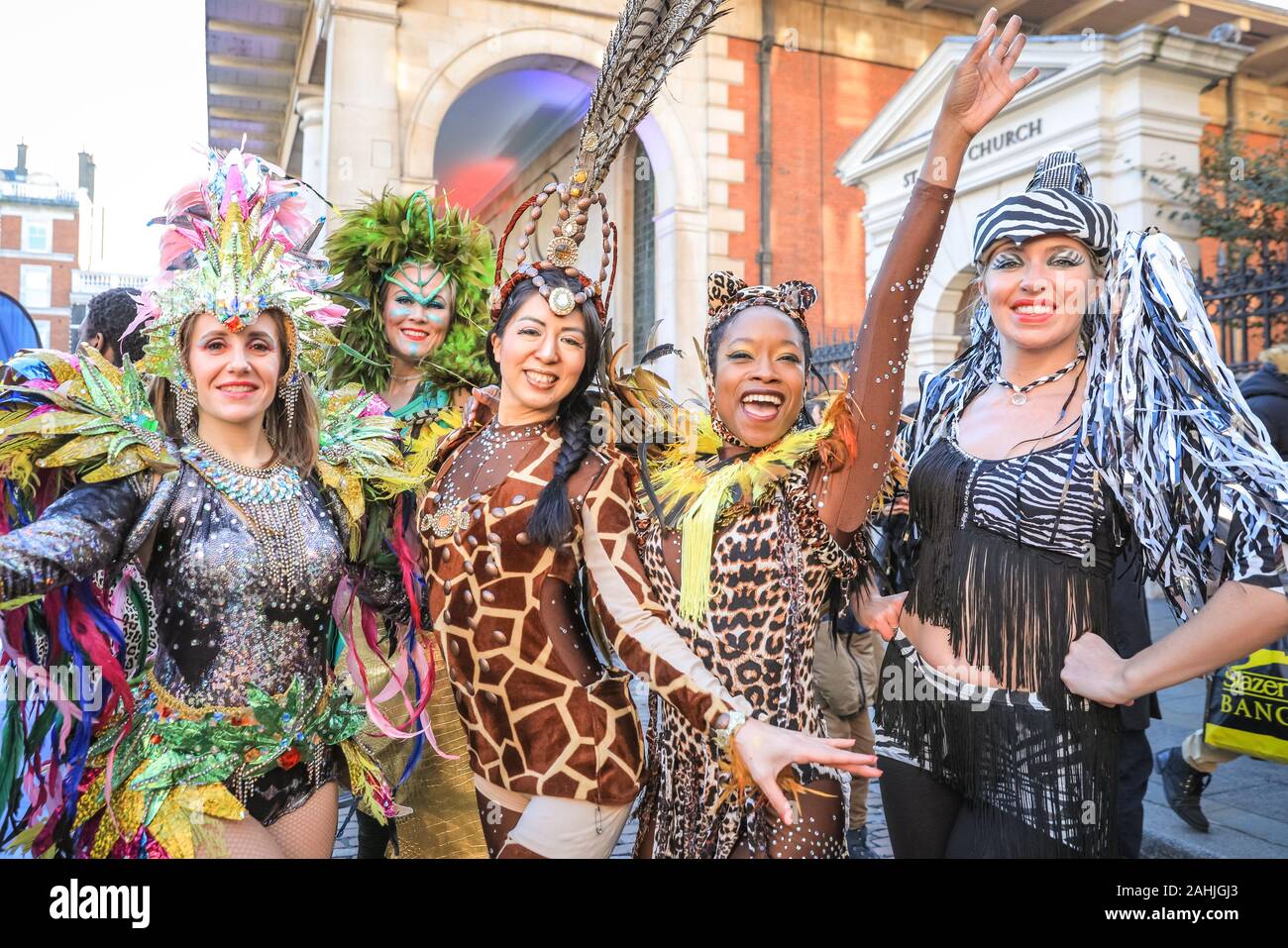 Covent Garden, Londres, le 30 mai 2019. Les artistes interprètes ou exécutants de la London School of Samba mettre un peu le rythme et l'atmosphère de carnaval à Covent Garden de Londres.Le défilé du Nouvel An (ou LNYDP) ont choisi le quartier animé de Covent Garden Piazza pour cette année, l'événement d'aperçu, la mise en valeur de plusieurs de leurs groupes participants. La parade elle-même commencera à 12 heures le 1er janvier et passez à travers le centre de Londres. Credit : Imageplotter/Alamy Live News Banque D'Images