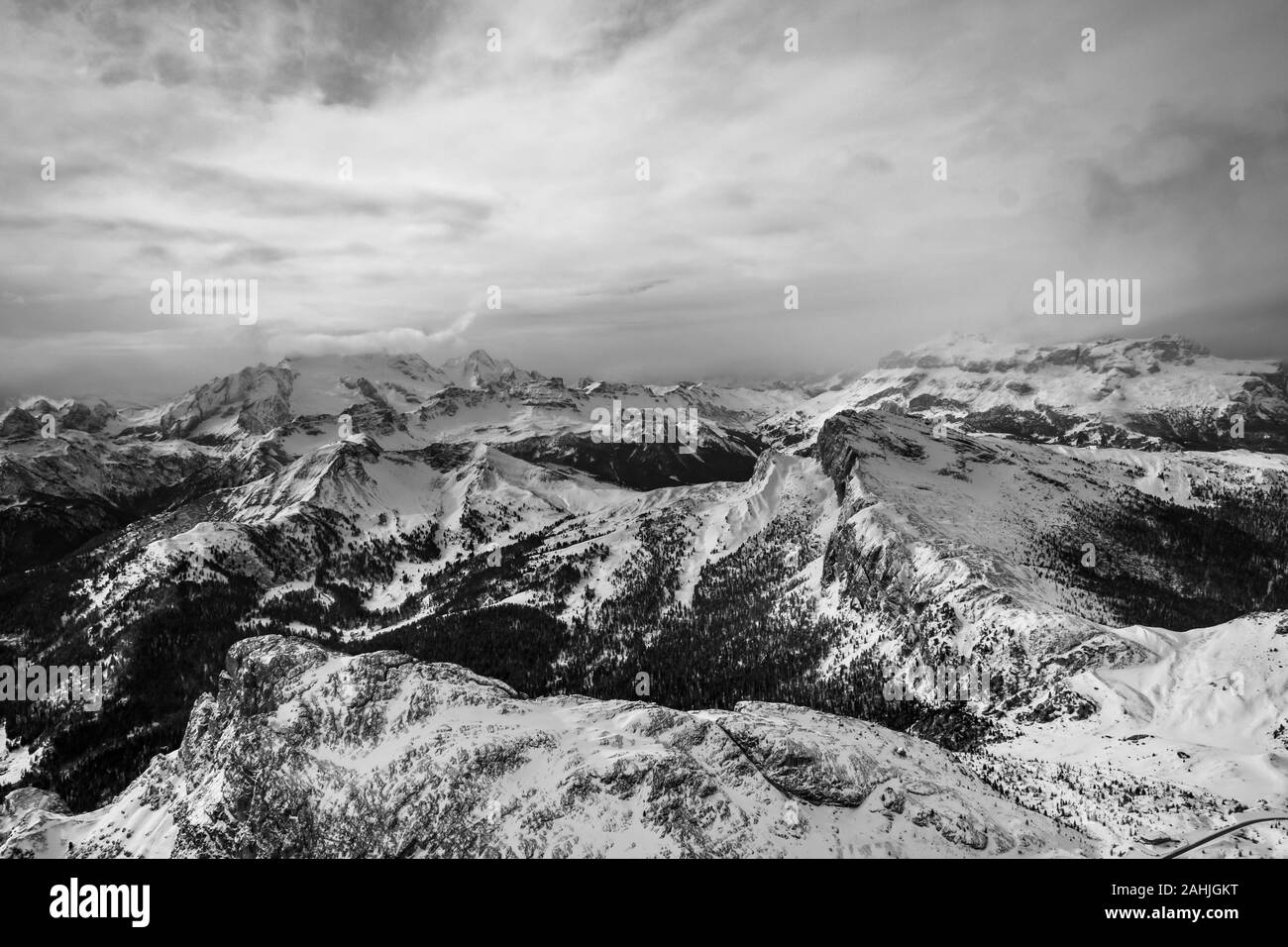 Nuages transportant de la neige dans les Alpes italiennes Banque D'Images