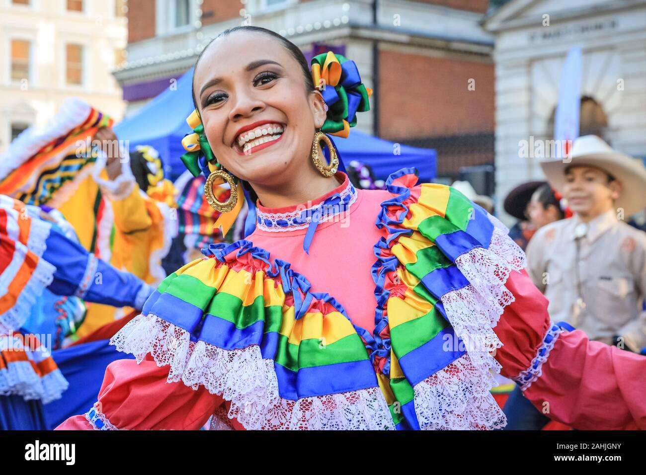 Covent Garden, Londres, le 30 mai 2019. Carnaval del Pueblo colorés apportent la culture latino-américaine à la fête - un groupe d'interprètes et de danseurs en robes colorées, ainsi qu'cowgirls et cowgirls font partie du Carnaval del Pueblo.Le London New Year's Day Parade (ou LNYDP) ont choisi le quartier animé de Covent Garden Piazza pour cette année, l'événement d'aperçu, la mise en valeur de plusieurs de leurs groupes participants. La parade elle-même commencera à 12 heures le 1er janvier et passez à travers le centre de Londres. Credit : Imageplotter/Alamy Live News Banque D'Images