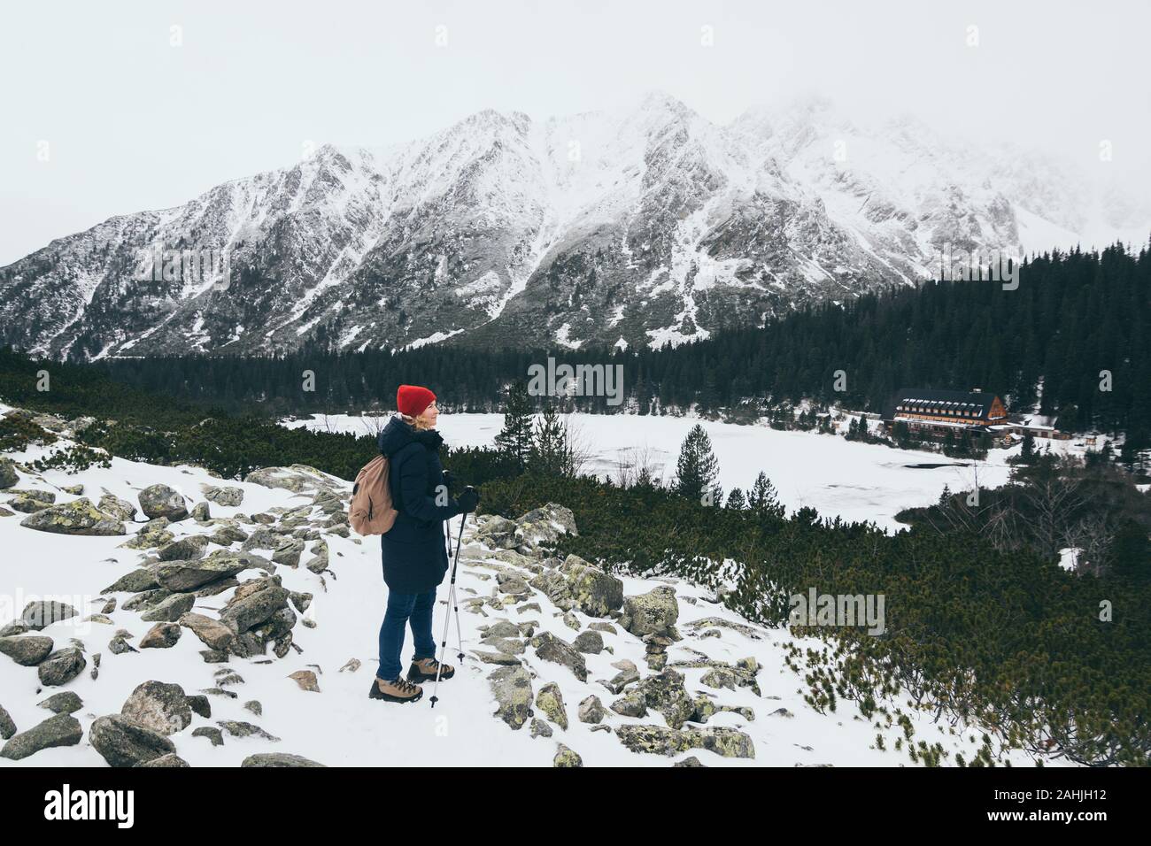 Femme trekking en hautes montagnes Tatras enneigées en hiver près de Popradske Pleso, Slovaquie Banque D'Images