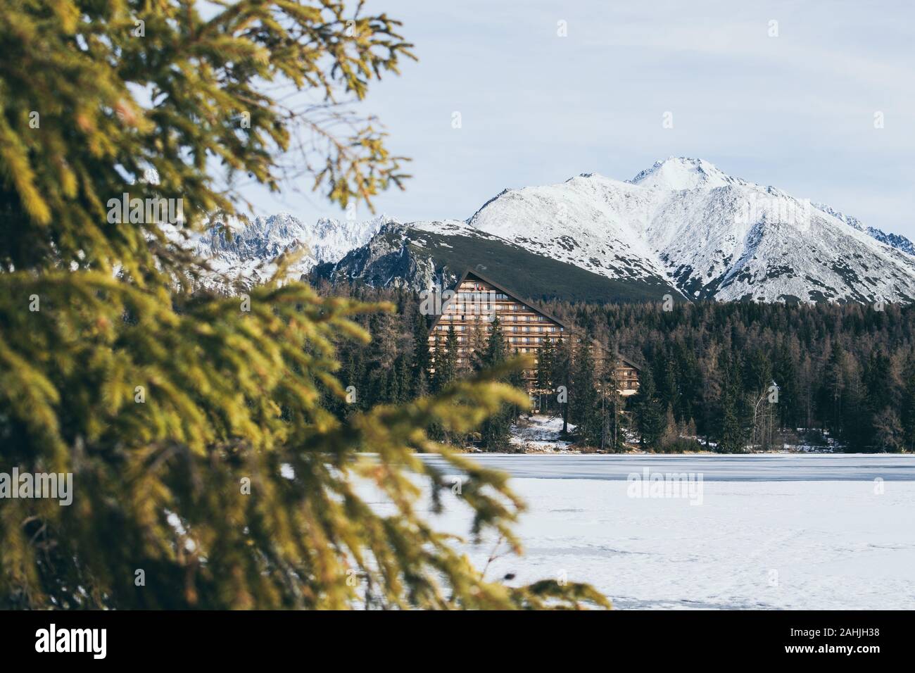 Strbske Pleso, Slovaquie - Décembre 2019 : vue sur l'hôtel Patria et hautes montagnes Tatras au-dessus du lac gelé. Banque D'Images