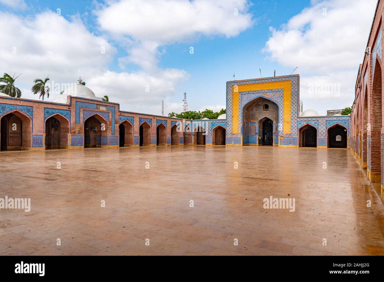 Mosquée de Shah Jahan Thatta Vue pittoresque de la Cour sur un ciel bleu ensoleillé Jour Banque D'Images