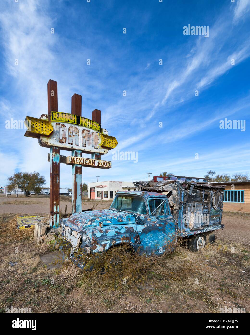 Abandonné Ranch House Cafe en regard de pick up truck abandonnés le long de la Route 66 dans la région de Tucumcari, New Mexico Banque D'Images