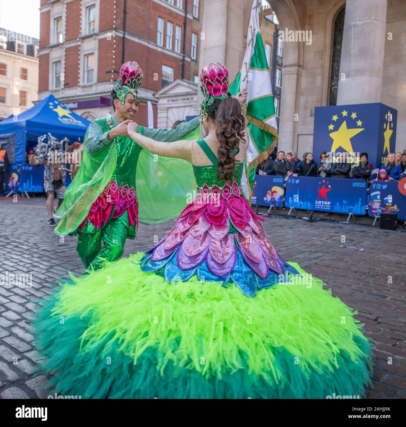 La Piazza de Covent Garden, Londres, Royaume-Uni. Le 30 décembre 2019. Fanfares et musique du monde accueille le spectateur pour le LNYDP 2020 Aperçu dans le centre de Londres. De droit : London School of Samba performance. Credit : Malcolm Park/Alamy. Banque D'Images