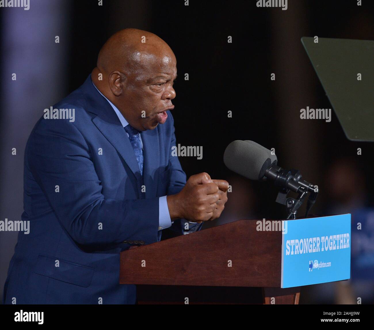 Ft Lauderdale, FL, USA. 06Th Nov, 2019. John Lewis, représentant des États-Unis (GA-05) avant de parler candidat démocrate Hillary Clinton à une foule de 4 300 partisans pendant une campagne de rassemblement au Révérend Samuel Delevoe Memorial Park le 1 novembre 2016 à Fort Lauderdale, Floride. L'élection générale est le 8 novembre. Credit : Mpi10/media/Alamy Punch Live News Banque D'Images