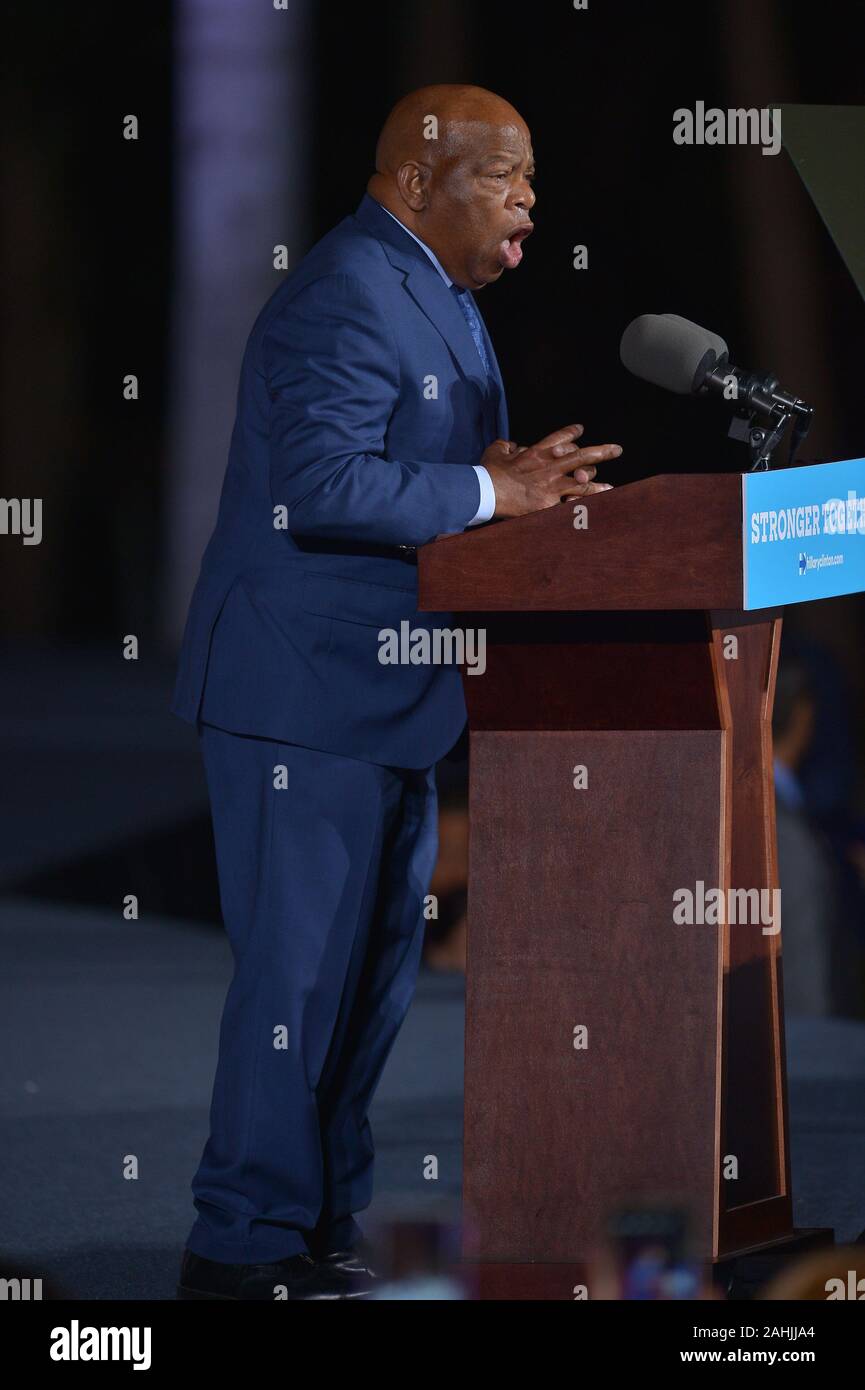 Ft Lauderdale, FL, USA. 06Th Nov, 2019. John Lewis, représentant des États-Unis (GA-05) avant de parler candidat démocrate Hillary Clinton à une foule de 4 300 partisans pendant une campagne de rassemblement au Révérend Samuel Delevoe Memorial Park le 1 novembre 2016 à Fort Lauderdale, Floride. L'élection générale est le 8 novembre. Credit : Mpi10/media/Alamy Punch Live News Banque D'Images