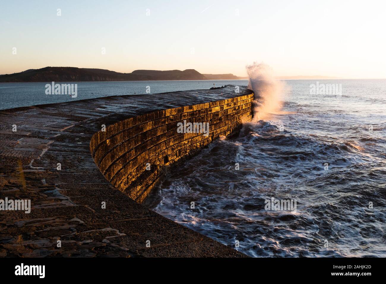 Éclaboussures des vagues sur le Cobb Banque D'Images