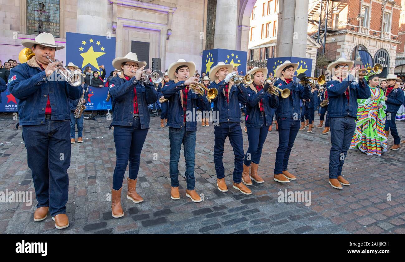 La Piazza de Covent Garden, Londres, Royaume-Uni. Le 30 décembre 2019. Fanfares et musique du monde accueille le spectateur pour le LNYDP 2020 Aperçu dans le centre de Londres. Image : Carnaval del Pueble avec la culture, la musique et la danse de toute l'Amérique latine à Londres. Credit : Malcolm Park/Alamy. Banque D'Images