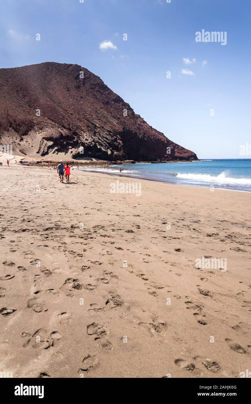 Méconnaissable personnes nager, bronzer et marcher sur la plage de Tejita Granadilla de Abona municipalité, El Medano Canaries, Tenerife Banque D'Images