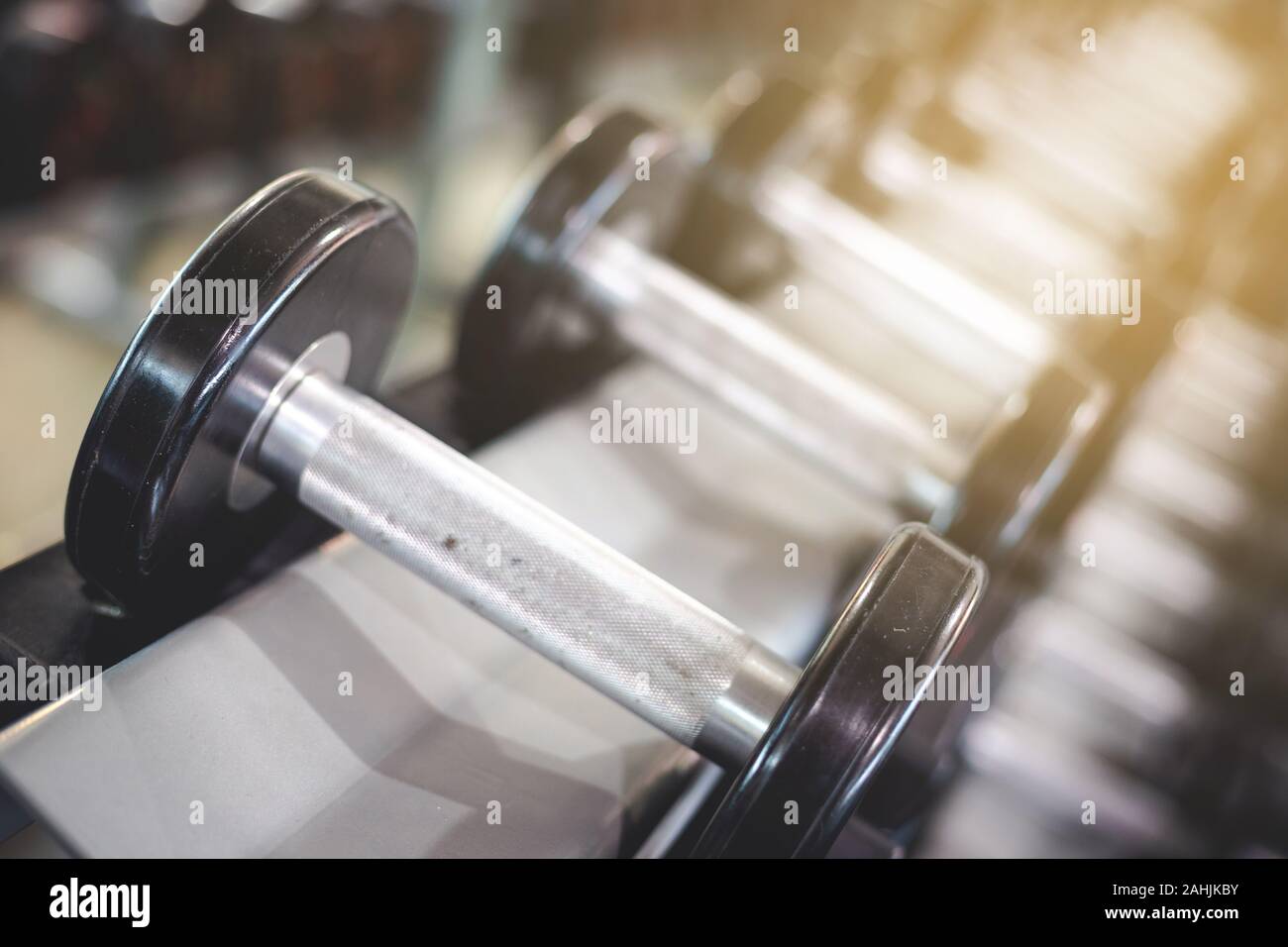 Faible poids haltère mis sur les étagères dans le centre de remise en forme, avec un peu de poussière sur elle Banque D'Images