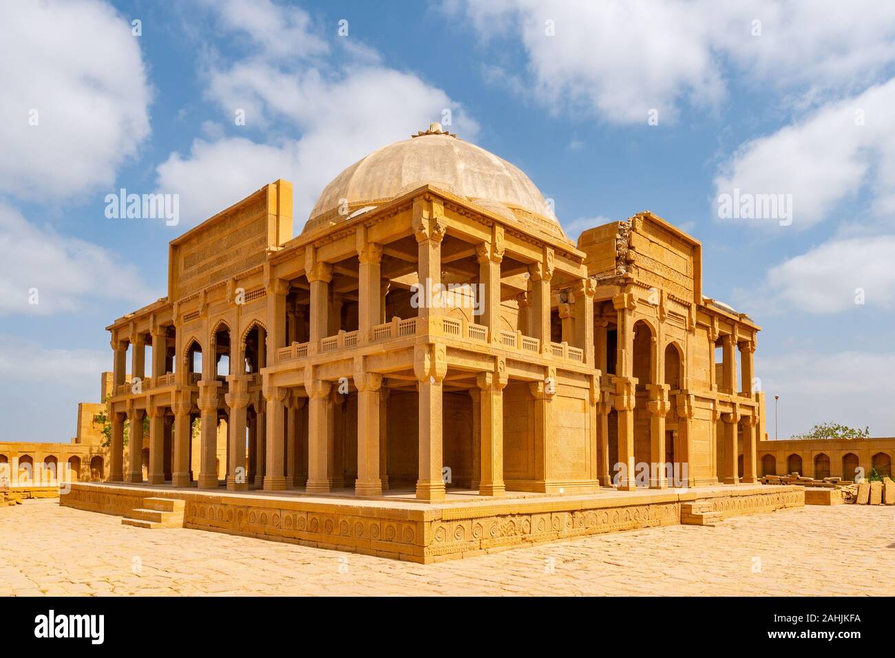Makli Hill Nécropole Site du patrimoine mondial de l'UNESCO Vue pittoresque d'un mausolée d'Isa Khan Tarkhan II sur un ciel bleu ensoleillé Jour Banque D'Images