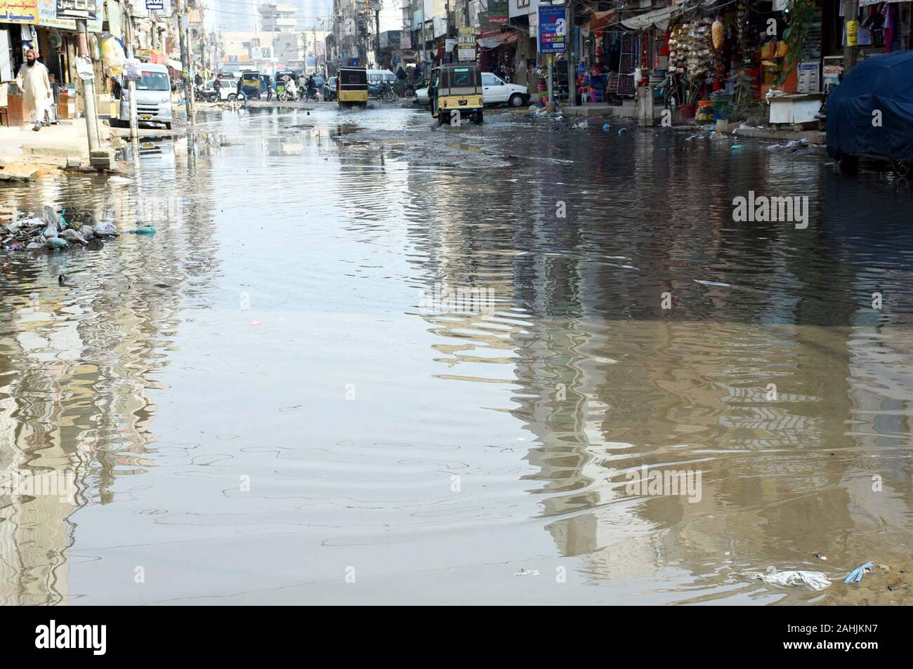 Lahore, Pakistan. 30 Dec 2019. Route inondée par débordement de l'assainissement crée des problèmes pour les navetteurs, montrant la négligence des autorités concernées, à Paposh Nagar à Karachi le Lundi, Décembre 30, 2019. Credit : Asianet-Pakistan/Alamy Live News Banque D'Images