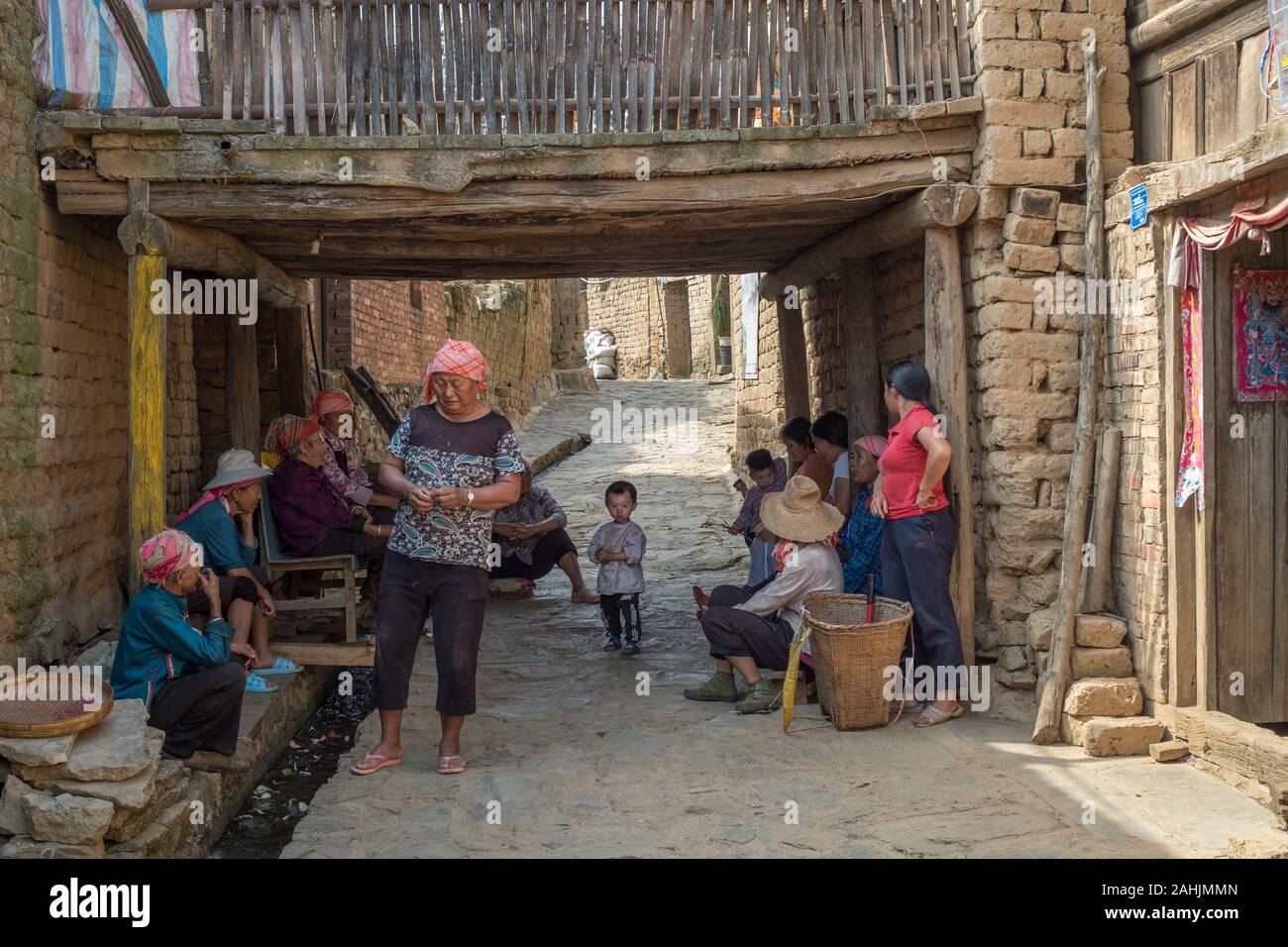 Les villageois, les personnes âgées et les enfants, reste à habitations traditionnelles de l'ethnie Yi dans Cangtai village, Honghe, Yunnan, Chine. 29-Sep-2019 Banque D'Images
