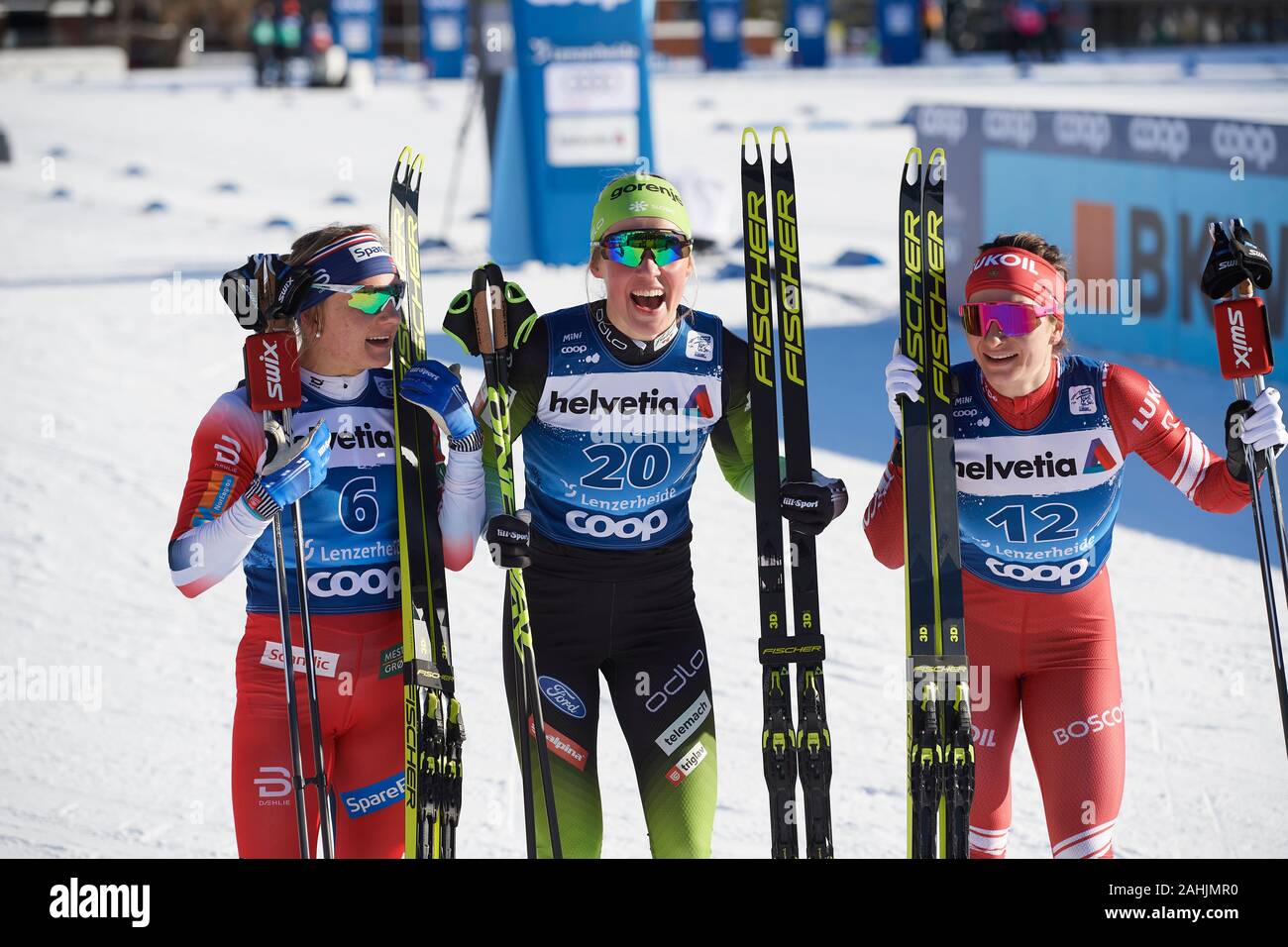 Le Lenzerheide, Schweiz, 29. Dezember 2019. Die Gewinnerinnen (von links nach rechts : Maiken Caspersen Falla, Anamarija Lampic, Natalia Nepryaeva) beim S Banque D'Images