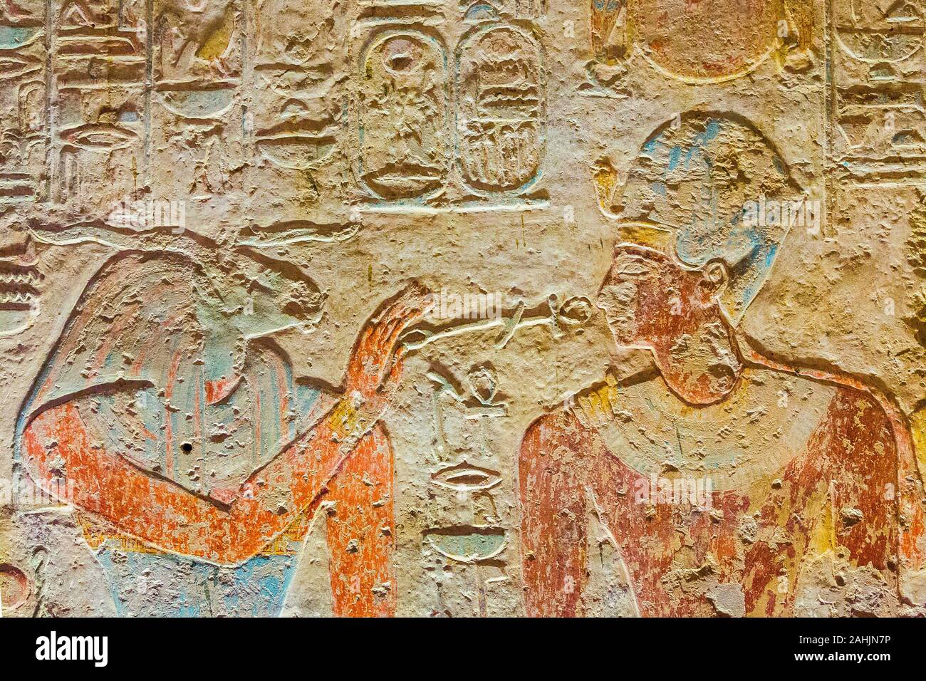 Egypte, temple de Beit El Wali, Kalabsha, île du lac Nasser. Début de construction de Ramses II. Le dieu Khnoum présente les signes du pouvoir et de la vie. Banque D'Images