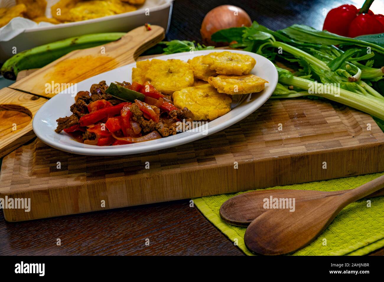 Steak haché ou Bistec Picao et patacones ou tostones sont frites de plantain vert, faites avec des tranches de bananes, de vert de la nourriture typique, Panamá Panamá Banque D'Images