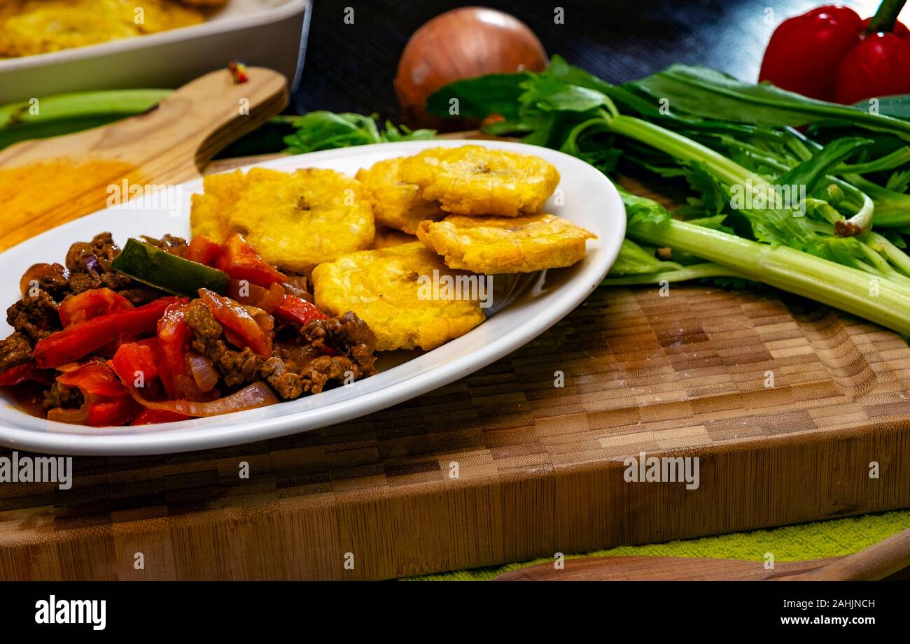 Steak haché ou Bistec Picao et patacones ou tostones sont frites de plantain vert, faites avec des tranches de bananes, de vert de la nourriture typique, Panamá Panamá Banque D'Images