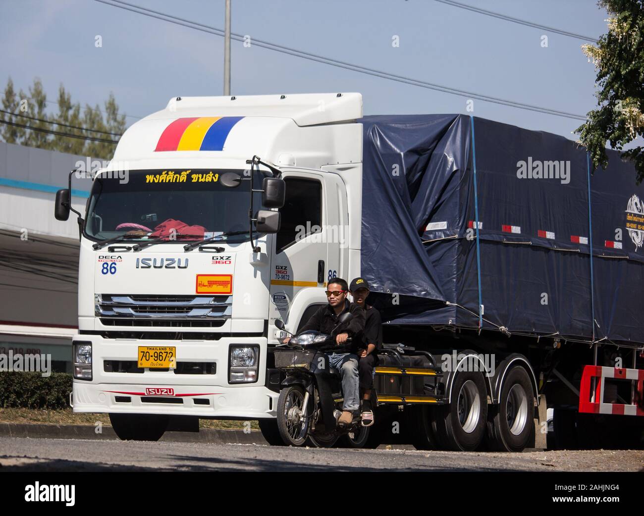 Chiang Mai, Thaïlande - 2 décembre 2019 : Conteneurs remorque camion d'Kankawee Société de Transport. Photo road no.1001 à environ 8 km du centre-ville, Banque D'Images
