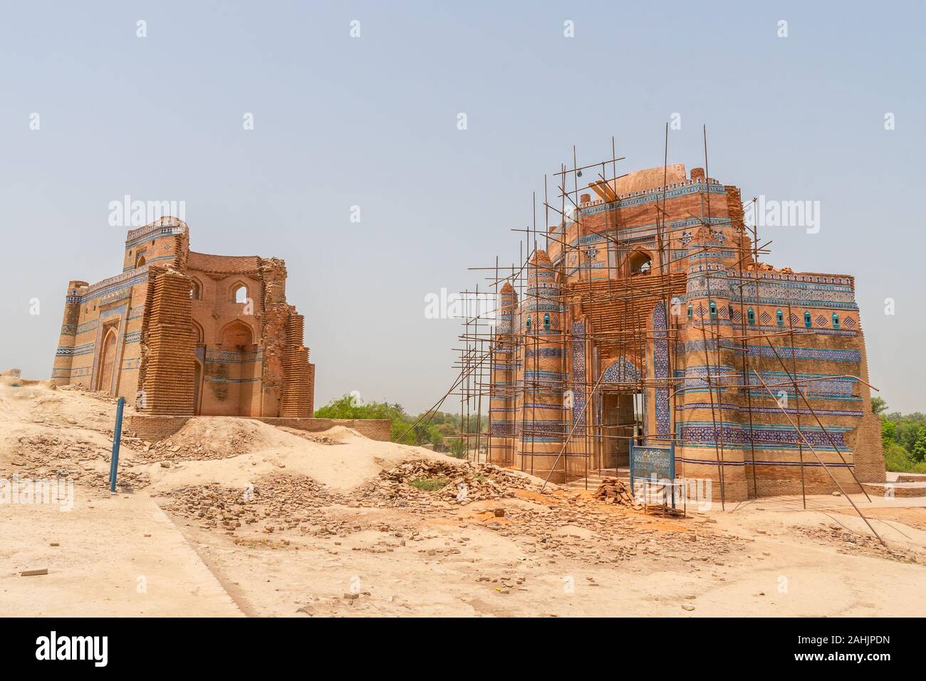 Uch Sharif al Baha'Halim et Nuriyas à couper le souffle vue intérieure pittoresque tombe sur un ciel bleu ensoleillé Jour Banque D'Images