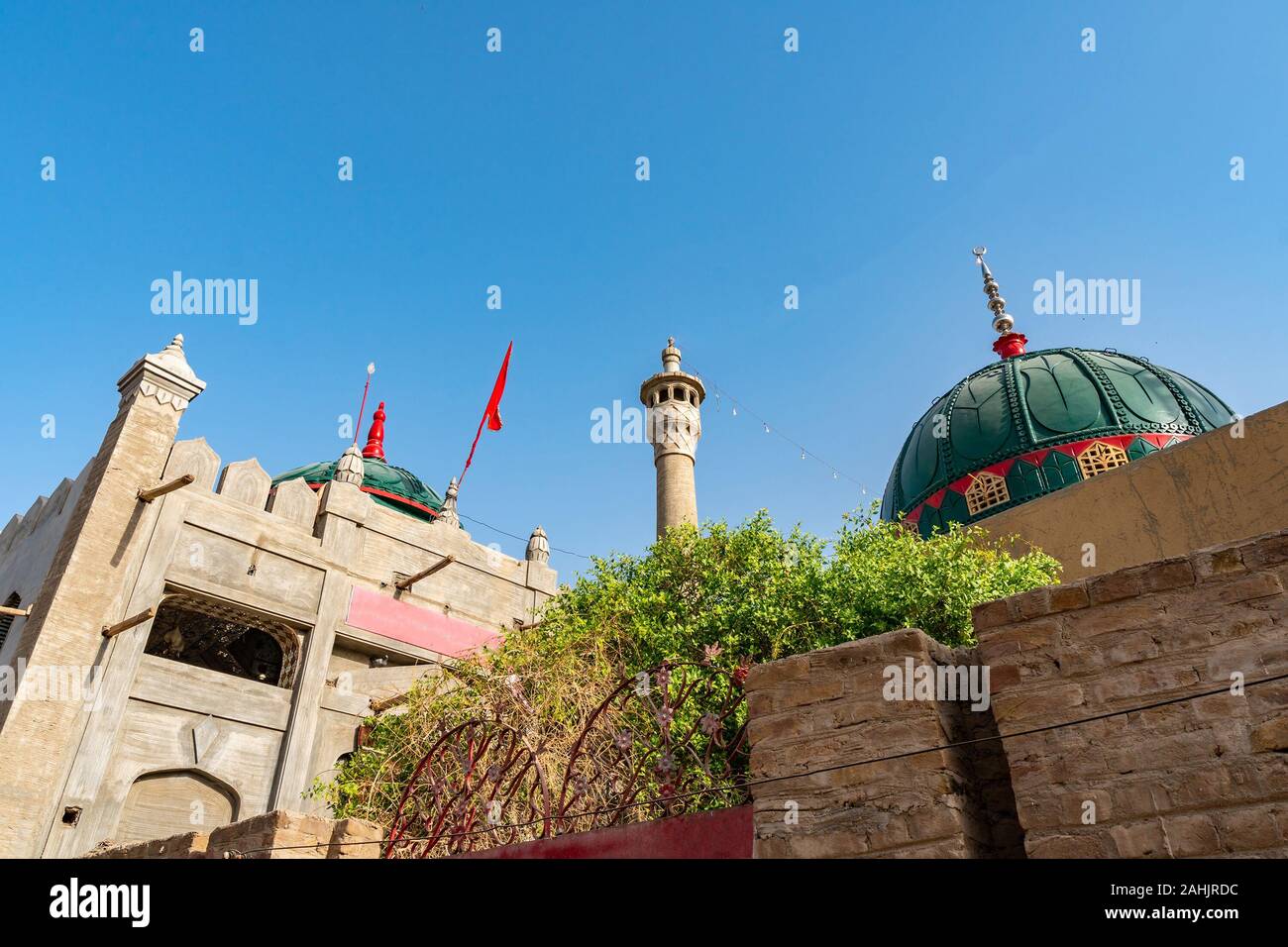 Sehwan Sharif Darbar Shah Sikandar Mardan Bodla Bahar tombe vue pittoresque sur un ciel bleu ensoleillé Jour Banque D'Images