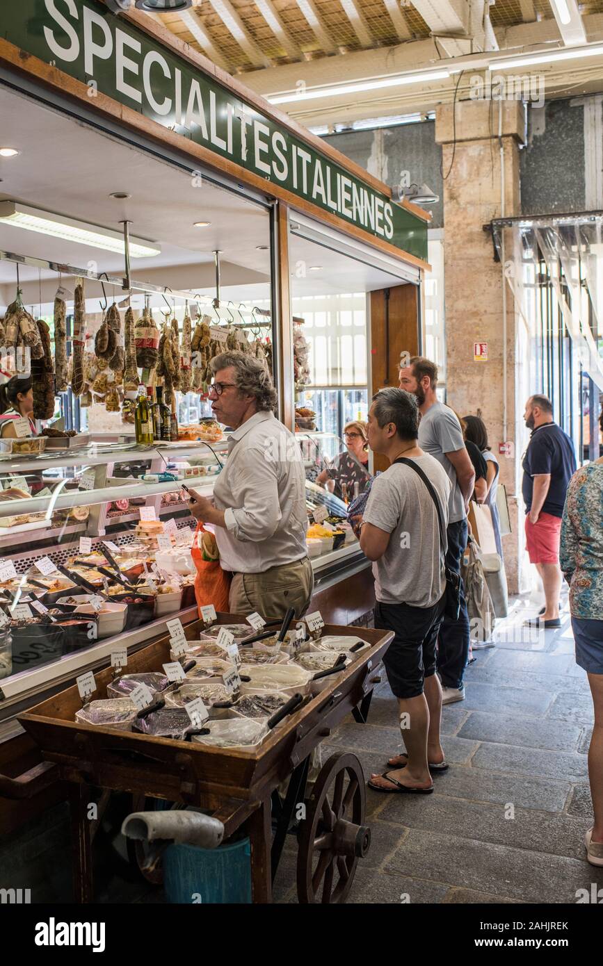 Paris, France - Juillet 05, 2019 : spécialités Italiennes, Marché d'Aligre ou marché d'Aligre, 12e arrondissement. Banque D'Images