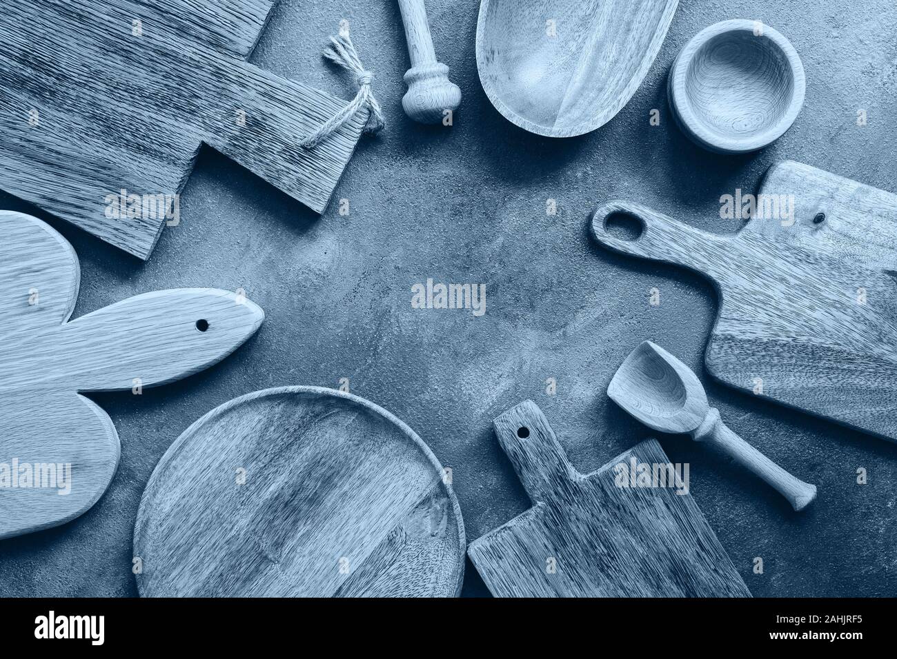 Des ustensiles de cuisine en bois du châssis, planches à découper, bol, assiette, mortier et pilon, scoop. Couleur de l'année 2020 dans les tons bleus classique. Mise à plat, vue du dessus, co Banque D'Images