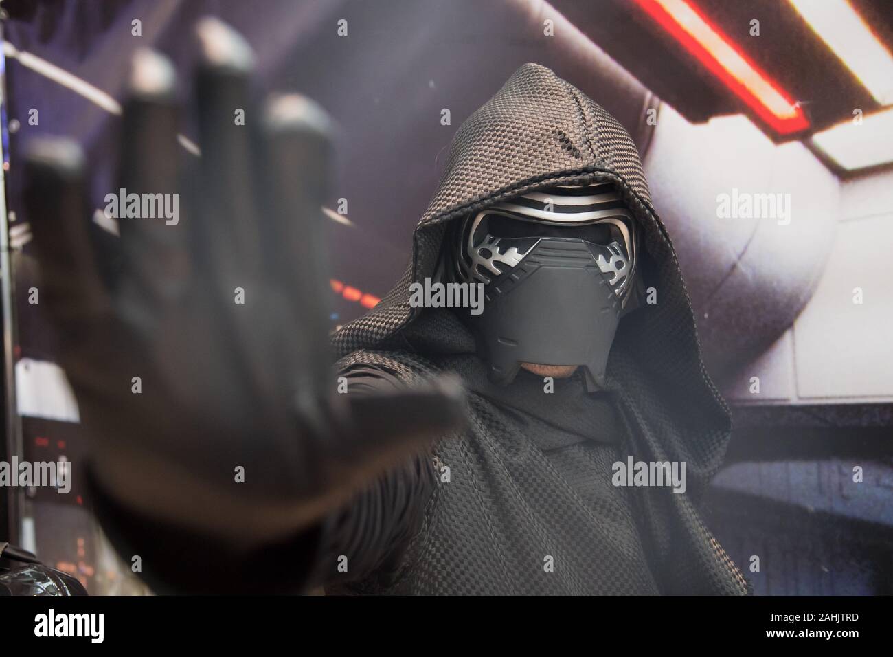 Fan de Star Wars habillé comme Kylo Ren lors d'une réunion des fans de Star Wars 2019 Forcecon. Gdynia, Pologne. 21 décembre 2019 © Wojciech Strozyk / Alamy stoc Banque D'Images