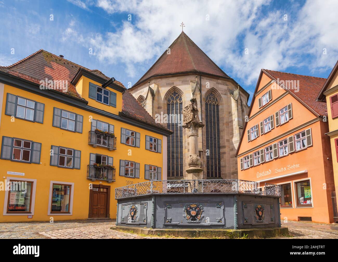 Crailsheim, Allemagne - 11 mai 2019 : Lowenbrunnen (Lion Fontaine) ressort avec Lion statue au sommet d'un pilier à Altrathausplatz avec Saint George's Min Banque D'Images