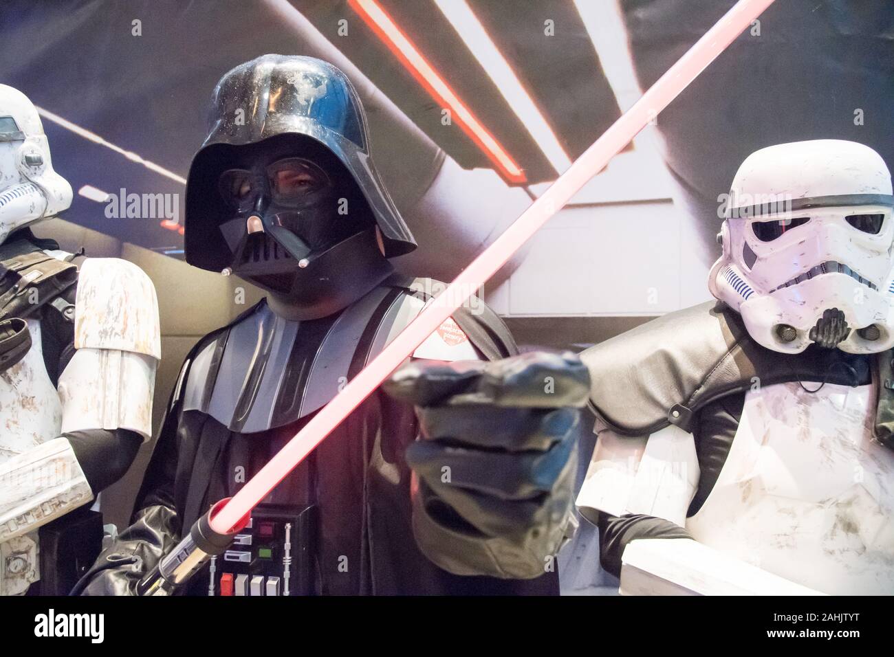 Fan de Star Wars habillé comme Dark Vador et stormtroopers lors d'une réunion des fans de Star Wars 2019 Forcecon. Gdynia, Pologne. 21 décembre 2019 © Wojciech Banque D'Images