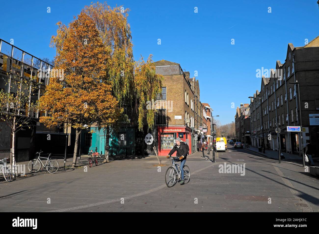 Une vue de la rue Pitfield sur une journée ensoleillée d'automne à Hoxton dans le nord de Londres N1 UK Angleterre Grande-bretagne KATHY DEWITT Banque D'Images
