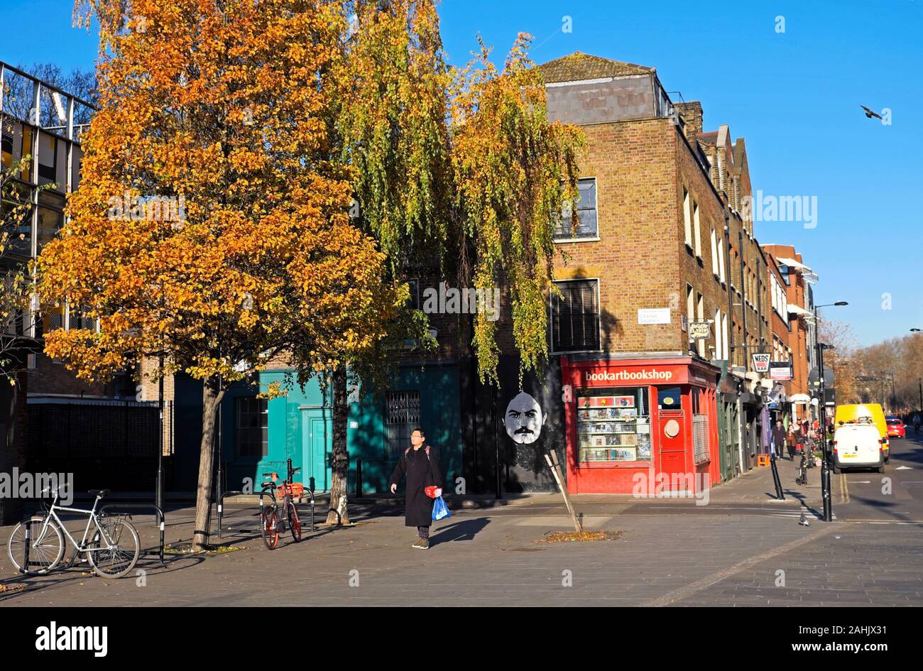 Personne à marcher le long de la rue Pitfield bookartbookshop passé sur une journée ensoleillée d'automne à Hoxton dans le nord de Londres N1 UK Angleterre Grande-bretagne KATHY DEWITT Banque D'Images