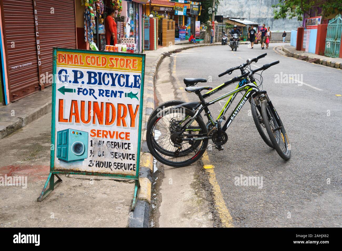 Signe peint à la main pour un service de blanchisserie et de location de voitures à Pokhara, au Népal. Banque D'Images