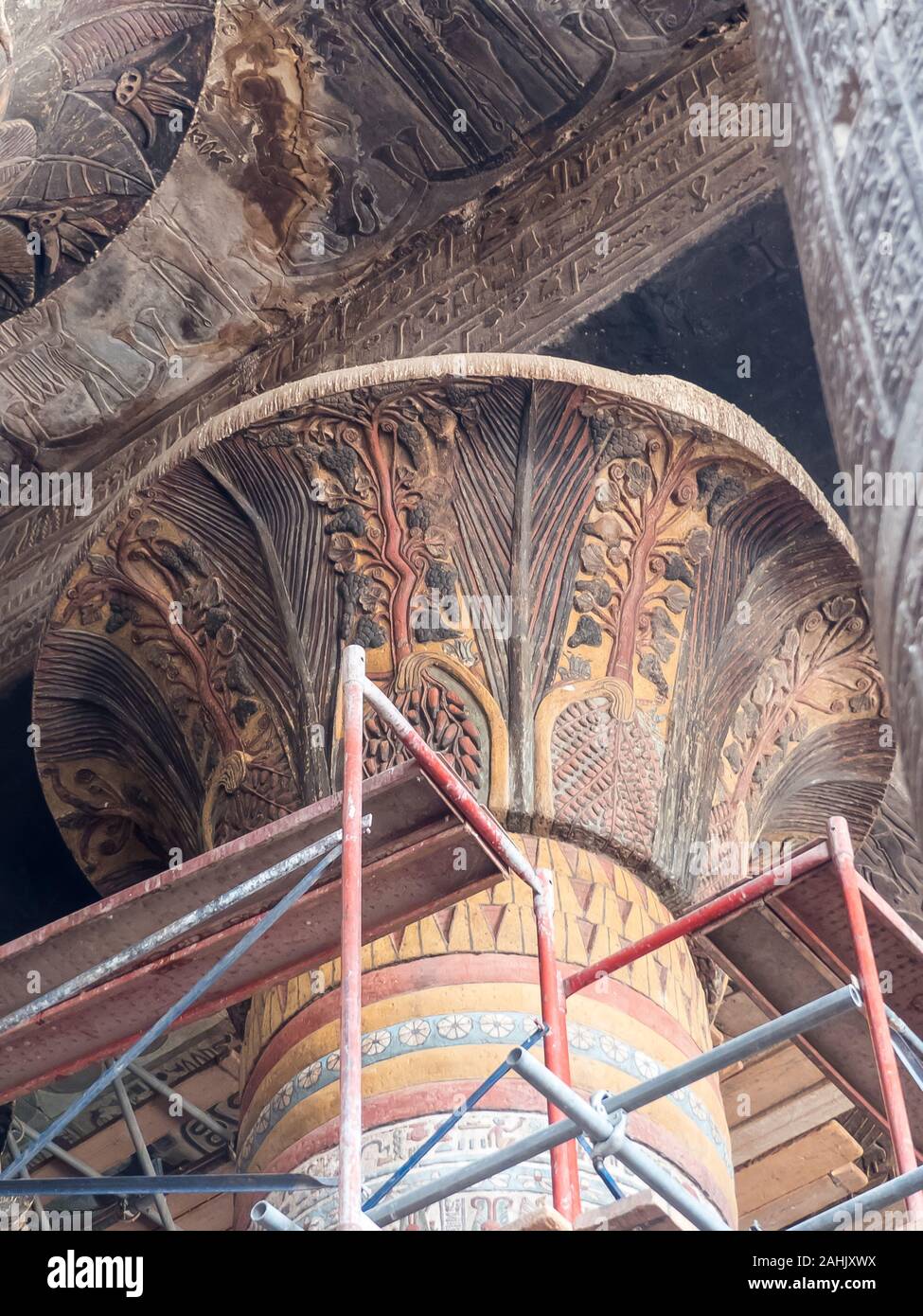 Esna en Egypte : couleur d'origine sur le "Papyrus" des colonnes dans le Temple de Khnoum Banque D'Images